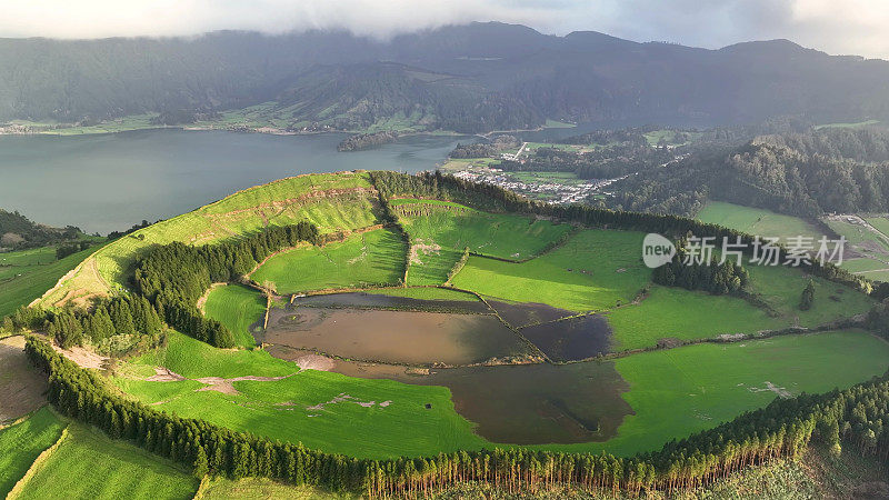 鸟瞰绿色山峰上的湖泊，热带岛屿自然。火山口里的Lagoa das Sete Cidades。葡萄牙亚速尔群岛的圣米格尔岛